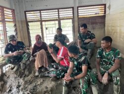 Yonif TP 837/KT Bersama Babinsa dan Yonif 113/JS Bersihkan Rumah Lansia Pasca Banjir di Aceh