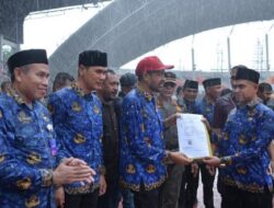 Di Bawah Hujan Deras, Gubernur Aceh Mualem Serahkan SK PPPK Paruh Waktu untuk Ribuan Honorer