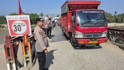 Polres Bireuen Pastikan Akses Jembatan Bailey Kuta Blang Lancar di Lalui Pengendara Saat Mudik