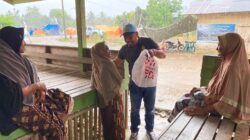 Peduli Korban Banjir Bandang, Pelaut Tanoh Rencong Salurkan Bantuan Alat Salat ke Gunci Sawang