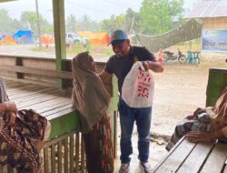 Peduli Korban Banjir Bandang, Pelaut Tanoh Rencong Salurkan Bantuan Alat Salat ke Gunci Sawang