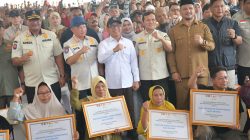 Wagub Aceh bersama Menko PMK dan Mendagri Serahkan Bantuan Rumah Rusak Korban Bencana di Aceh Tamiang