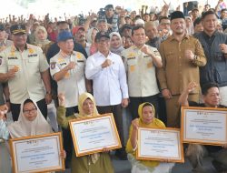 Wagub Aceh bersama Menko PMK dan Mendagri Serahkan Bantuan Rumah Rusak Korban Bencana di Aceh Tamiang