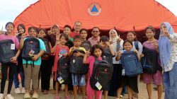 Anak Korban Kebakaran Gampong Jawa Lama Sumringah Dibantu  Buku dan Tas Sekolah