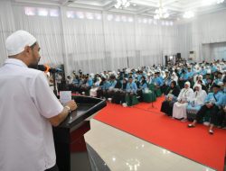 Mualem Lepas Kloter Perdana Calon Jemaah Haji Aceh, Ingatkan Bersihkan Hati dan Jaga Kesehatan