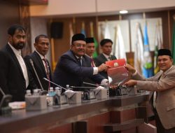 Mualem Hadiri Paripurna DPR Aceh Penyampaian Rekomendasi LKPJ 2025