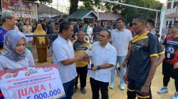Kapolres Lhokseumawe Tutup Turnamen Voli Legend Hari Bhayangkara ke-80, Serahkan Trofi Juara kepada Bank Aceh