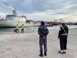 KRI Banjarmasin-592 Sandar di Aceh, Angkut 450 Prajurit Yonif 117/KY ke Papua