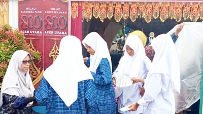 Pengunjung Piasan Pase Serbu Kuis Berhadiah Kitab di Stand Dinas Pendidikan Dayah
