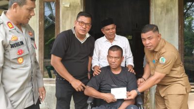 Baitul Mal Aceh Utara Bantu Kursi Roda Untuk Abdullah