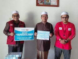 Elmansyur Peduli Serahkan Bantuan Kitab Sarana Belajar untuk Santri Dayah Babul Huda Gle Madat