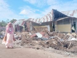 Seorang Anak di Tengah Puing Reruntuhan Rumah, Potret Luka Banjir Bandang Aceh Utara