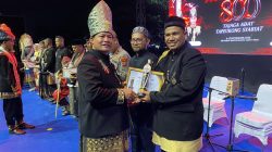Momen Milad Samudera Pasai ke-800, Bupati Aceh Utara Serahkan Penghargaan Tokoh Sosial ke Mansuri M Yunus
