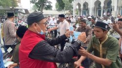 Antisipasi Dampak Kabut Asap Karhutla, Elmansyur Peduli dan Kapolsek Dewantara Bagikan Ratusan Masker
